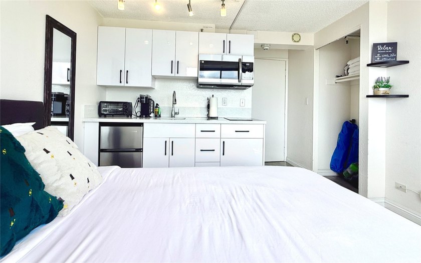Stunning high floor one bedroom condo at Waikiki Hawaiian - photo 10