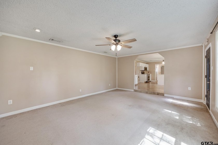 Well cared for 3/2 with a large shop, on just over an acre, near - photo 7