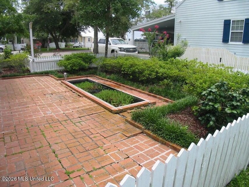 Acadian cottage, 3 bed, 2 1/2 bath, three levels with interior - photo 11