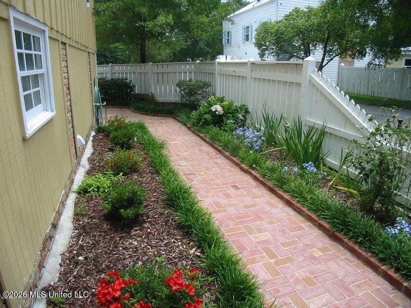 Acadian cottage, 3 bed, 2 1/2 bath, three levels with interior - photo 14