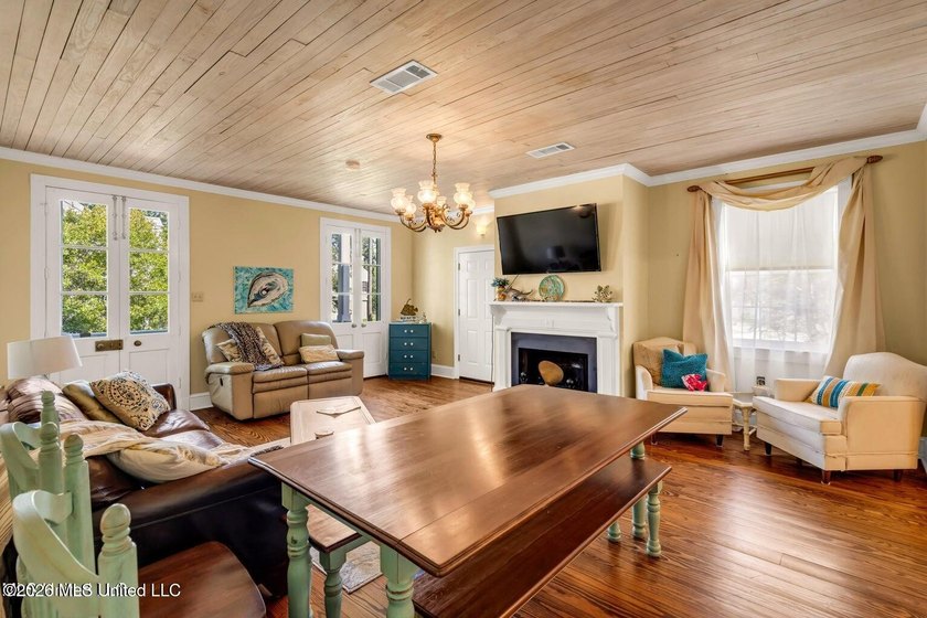 Acadian cottage, 3 bed, 2 1/2 bath, three levels with interior - photo 18