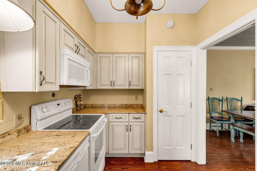 Acadian cottage, 3 bed, 2 1/2 bath, three levels with interior - photo 25