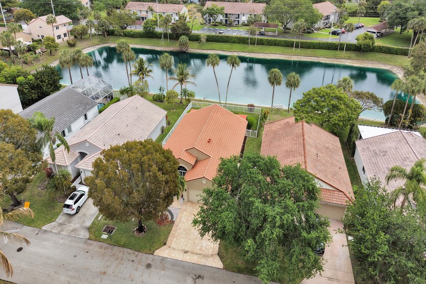 SUPERB SINGLE STORY 4 BED/2.5 BATH WATERFRONT HOME! Room to - photo 2