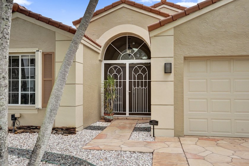 SUPERB SINGLE STORY 4 BED/2.5 BATH WATERFRONT HOME! Room to - photo 6