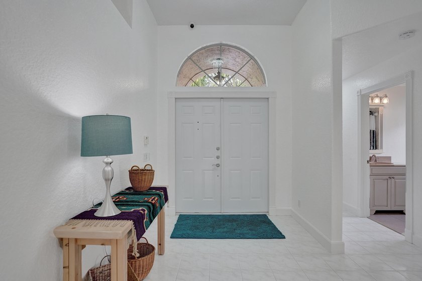 SUPERB SINGLE STORY 4 BED/2.5 BATH WATERFRONT HOME! Room to - photo 8