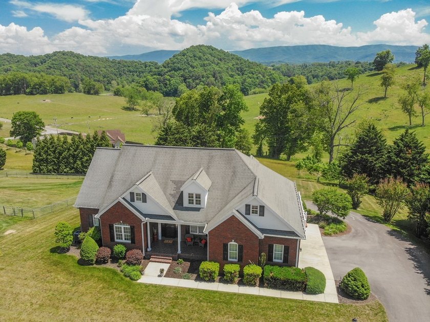 Spacious 4BR/4BA single-family home located just minutes from - photo 3