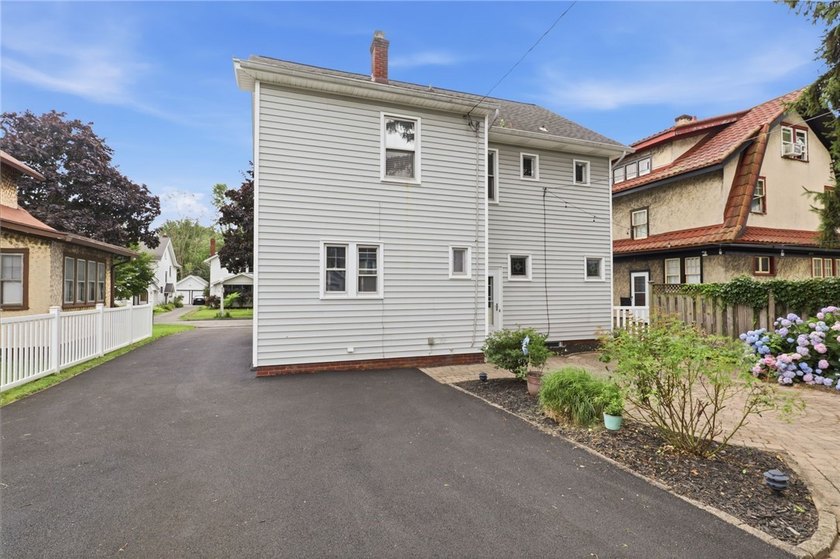 Picture-perfect Colonial in the highly sought-after Browncroft - photo 29