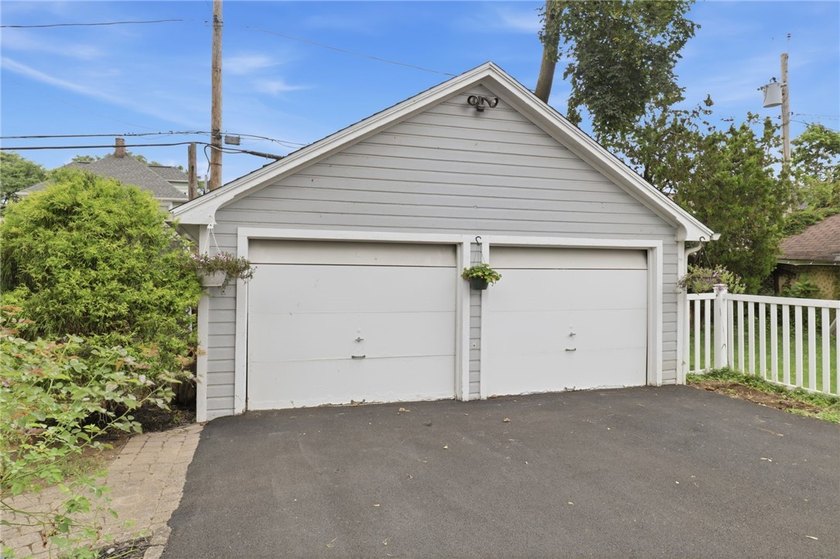 Picture-perfect Colonial in the highly sought-after Browncroft - photo 30