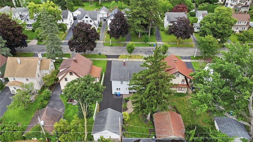 Picture-perfect Colonial in the highly sought-after Browncroft - photo 36