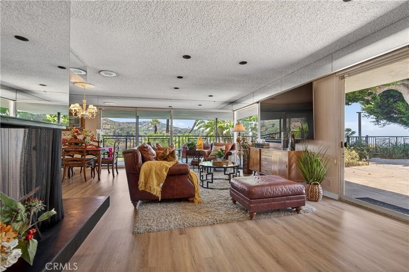 VIEW, VIEW, VIEW. This exceptional mid-century modern residence - photo 5
