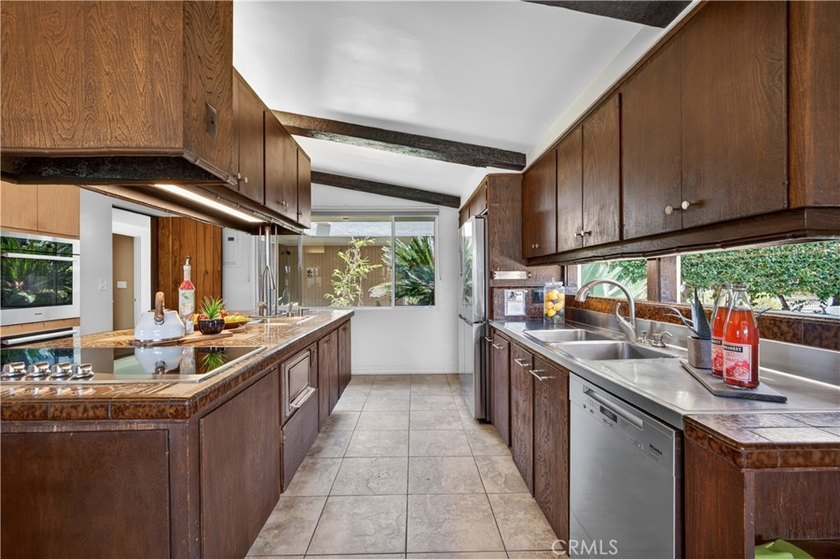 VIEW, VIEW, VIEW. This exceptional mid-century modern residence - photo 10