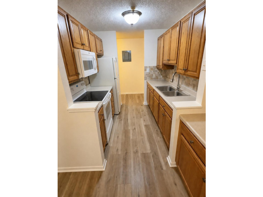 Enjoy one level living with amenities that include a full - photo 3