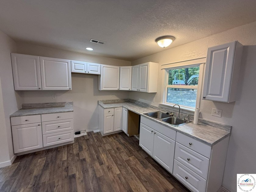 Sportsman's Paradise! This completely remodeled 2 bed, 2 full - photo 16
