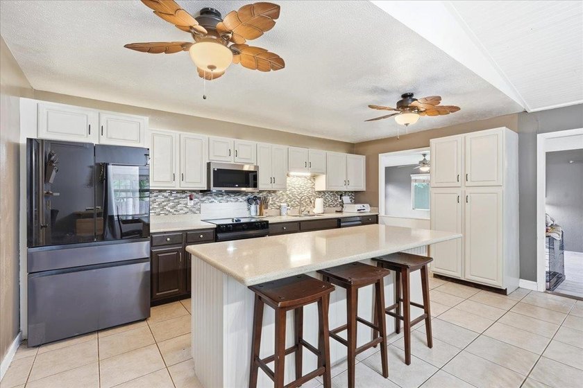 Live the Kihei lifestyle you've been dreaming of. This upgraded - photo 10