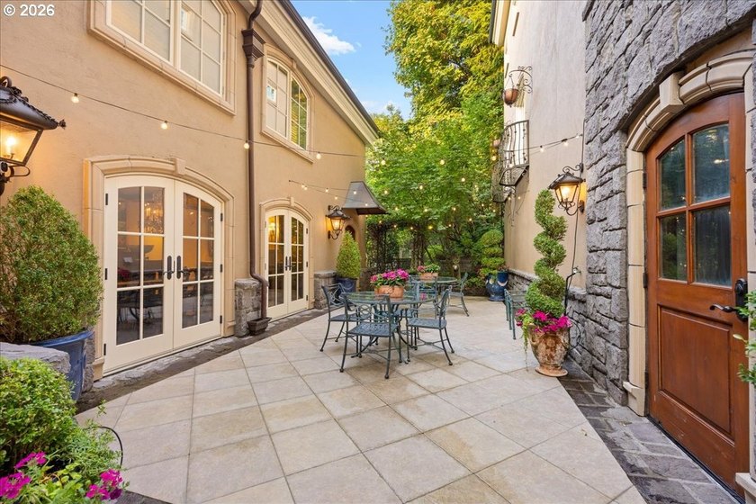 RESORT LIVING ON LAKE OSWEGO'S WATERFRONTBest value on the main - photo 6