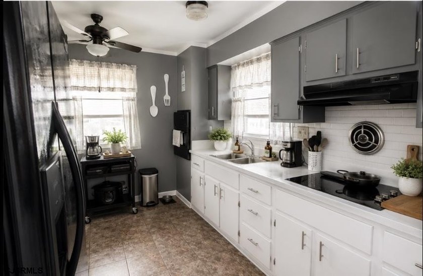 Bring your personal touch to this well maintained 3 bedroom - photo 3