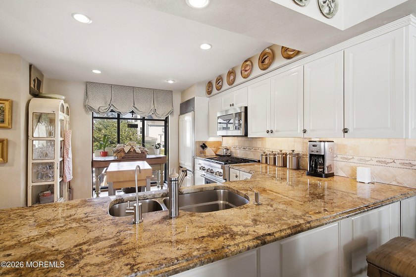 Exceptional waterfront end-unit townhouse in the highly - photo 16