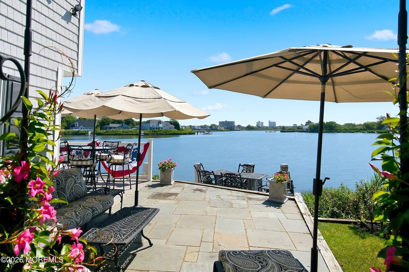 Exceptional waterfront end-unit townhouse in the highly - photo 34