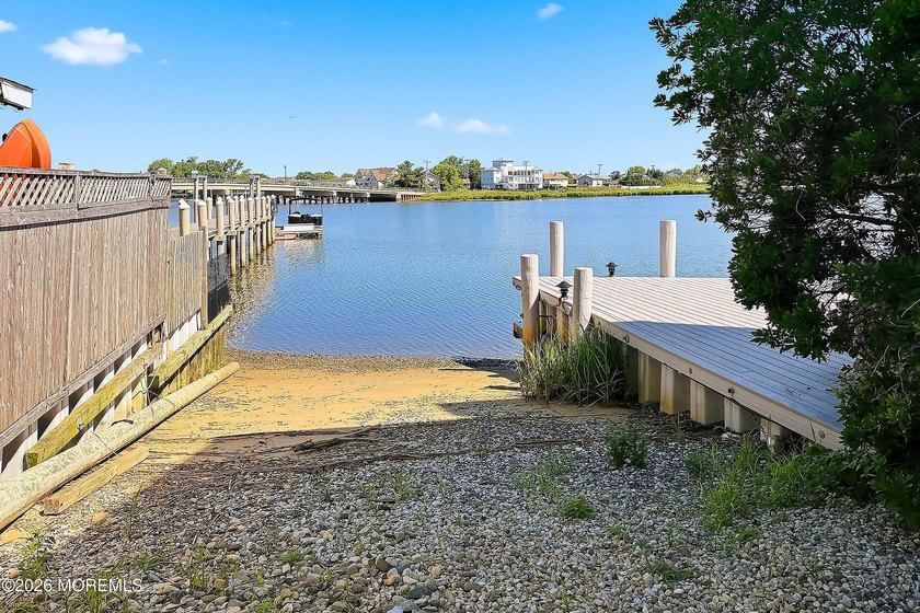 Exceptional waterfront end-unit townhouse in the highly - photo 40