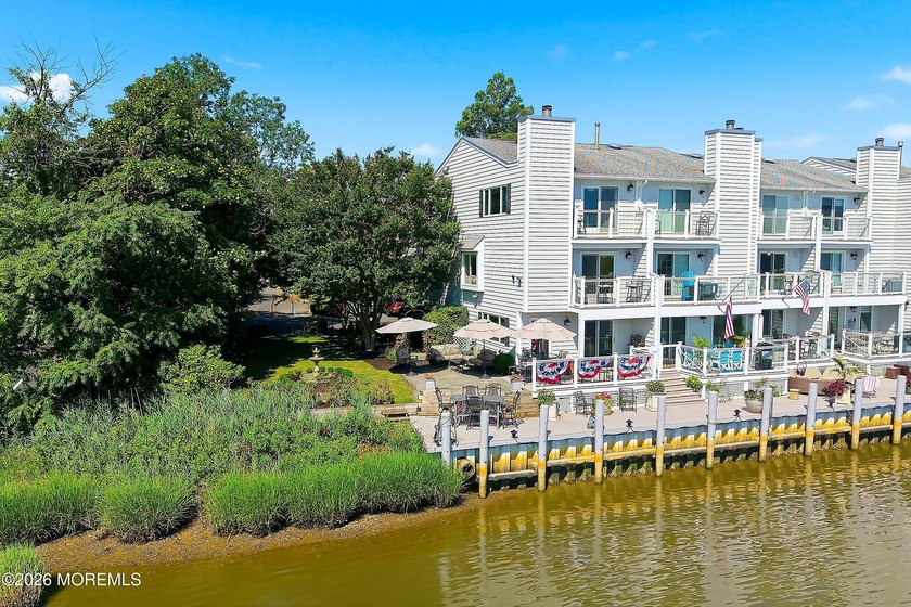 Exceptional waterfront end-unit townhouse in the highly - photo 41