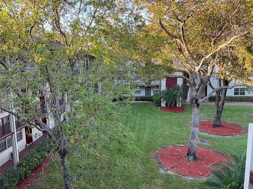 Beautifully maintained 2BD/1.5 Bt condo ,ceramic floors, located - photo 2