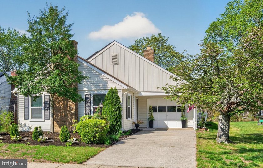 LAKEFRONT! NEW PRICE! FRESHLY PAINTED INTERIOR! NEW WINDOWS - photo 2