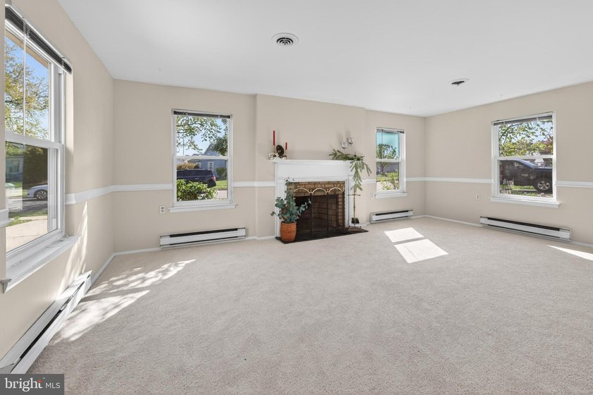 LAKEFRONT! NEW PRICE! FRESHLY PAINTED INTERIOR! NEW WINDOWS - photo 3