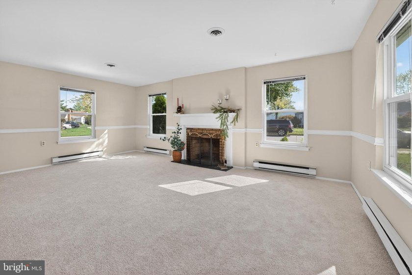 LAKEFRONT! NEW PRICE! FRESHLY PAINTED INTERIOR! NEW WINDOWS - photo 4