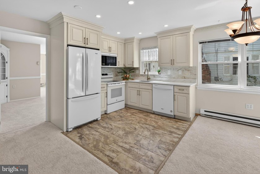 LAKEFRONT! NEW PRICE! FRESHLY PAINTED INTERIOR! NEW WINDOWS - photo 8