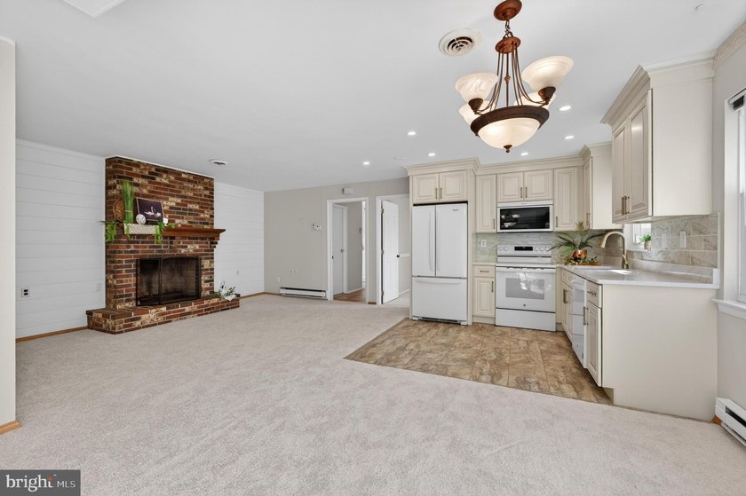 LAKEFRONT! NEW PRICE! FRESHLY PAINTED INTERIOR! NEW WINDOWS - photo 9