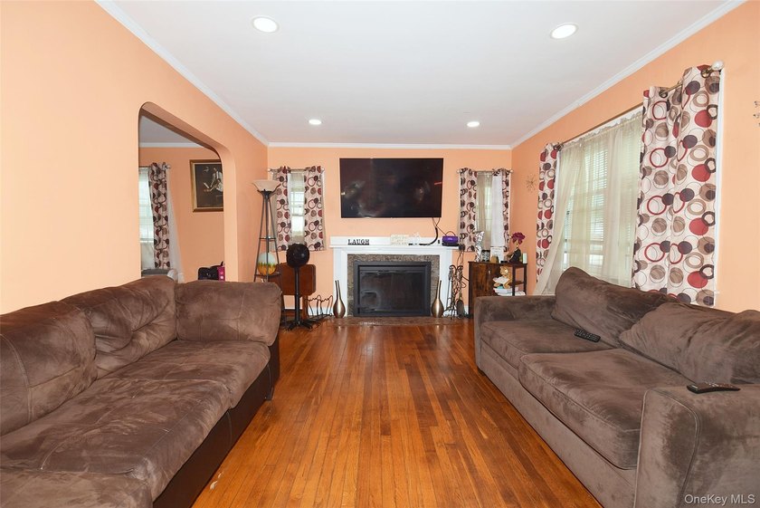 100% available. Welcome to this modern suburban home with 4 - photo 4