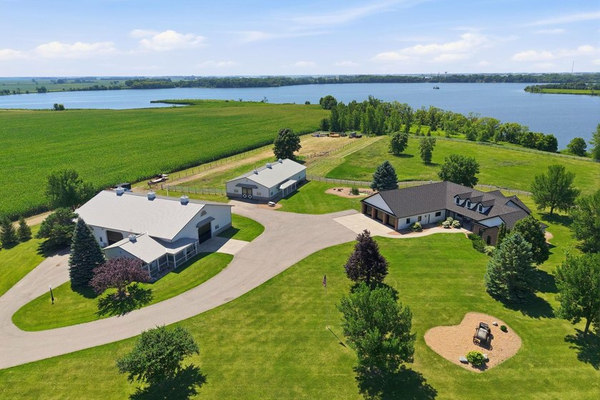 Exceptional 20-acre estate with thousands of feet of shoreline - photo 2