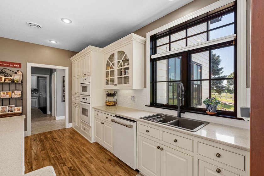 Exceptional 20-acre estate with thousands of feet of shoreline - photo 6