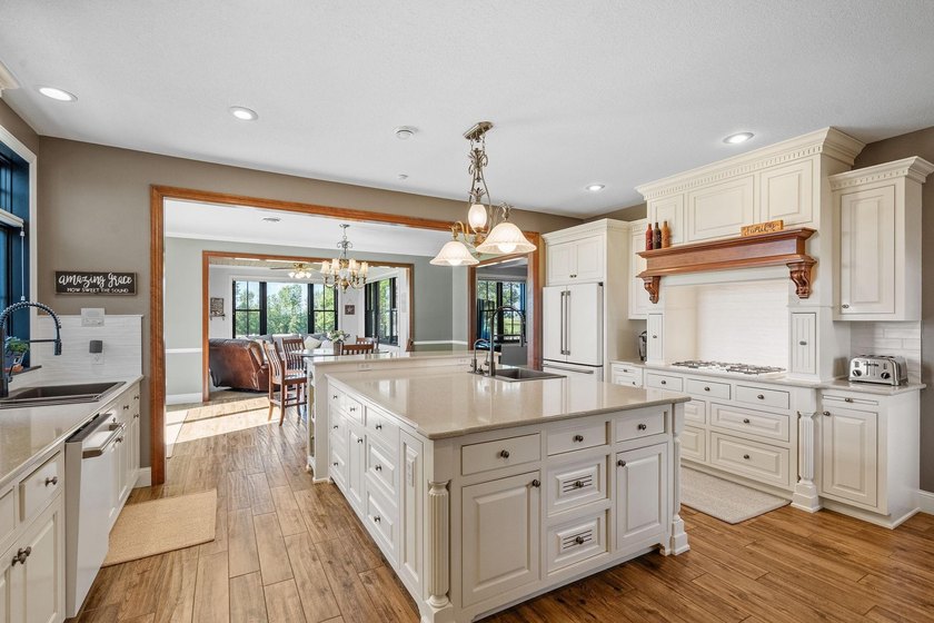 Exceptional 20-acre estate with thousands of feet of shoreline - photo 7