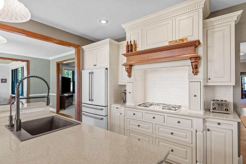 Exceptional 20-acre estate with thousands of feet of shoreline - photo 8
