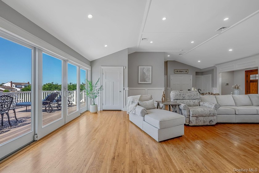 Welcome to Paradise Point living at its finest! This impressive - photo 14
