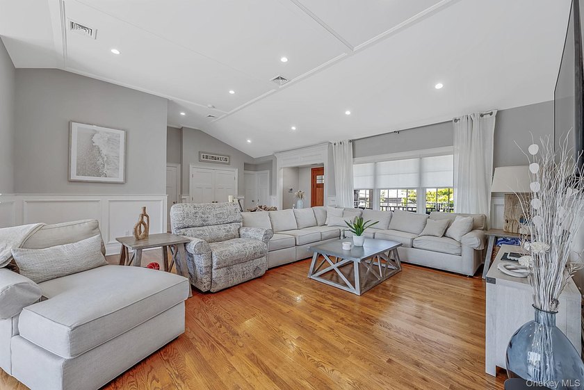 Welcome to Paradise Point living at its finest! This impressive - photo 15