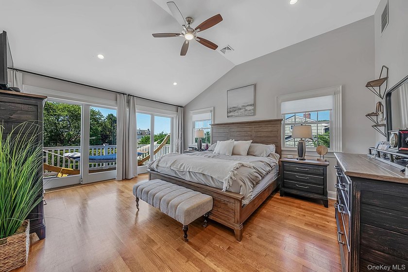 Welcome to Paradise Point living at its finest! This impressive - photo 24