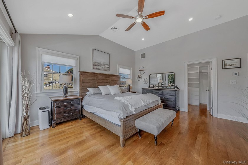 Welcome to Paradise Point living at its finest! This impressive - photo 25