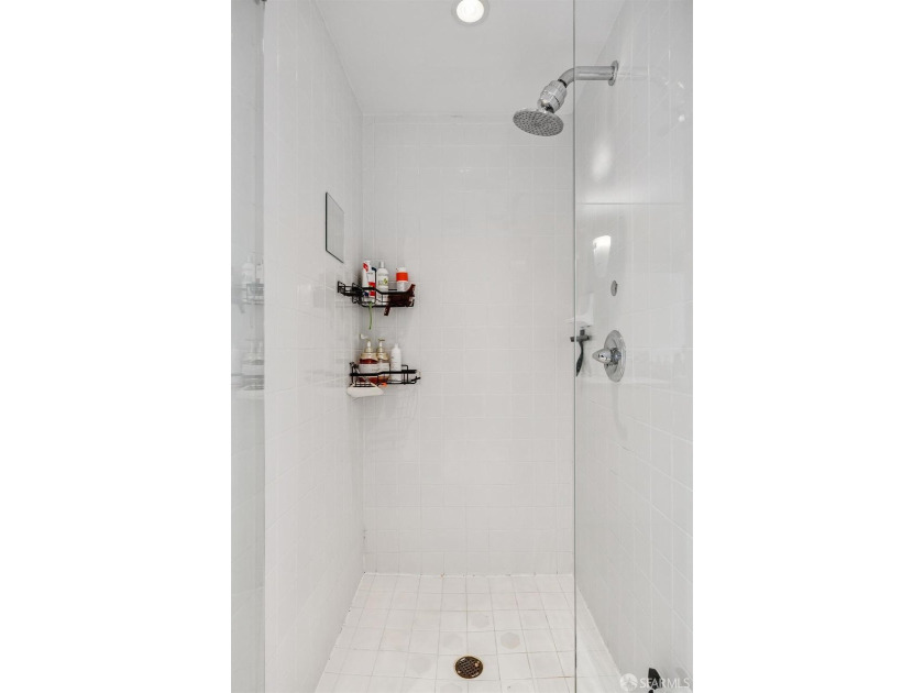 NEW PRICE! Stellar spacious and bright view 2BR/2BA condominium - photo 9