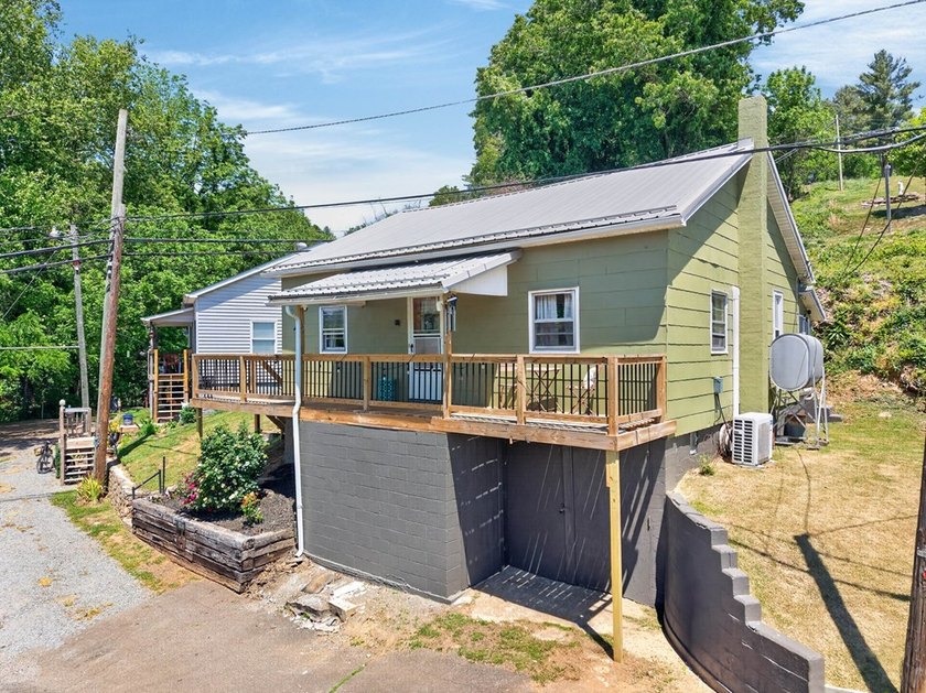 Charming and full of character, this cozy 2-bedroom, 1-bath - photo 4