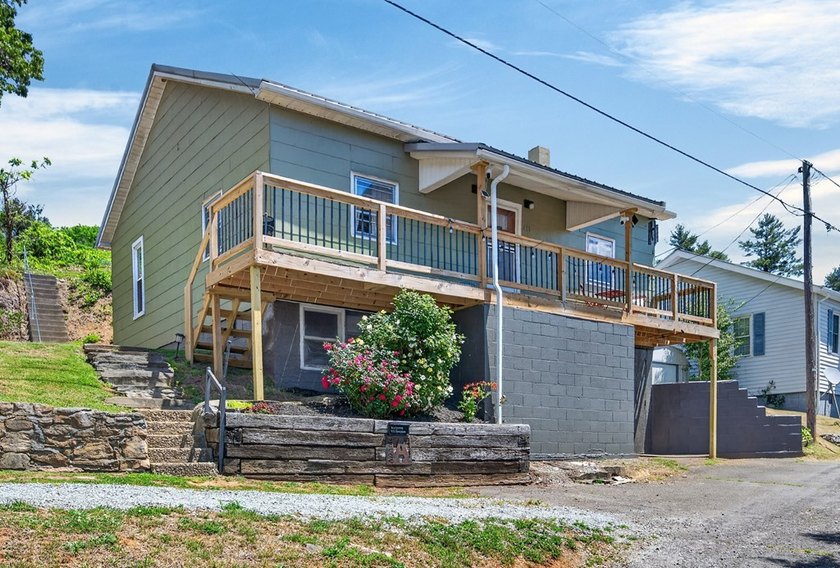 Charming and full of character, this cozy 2-bedroom, 1-bath - photo 5
