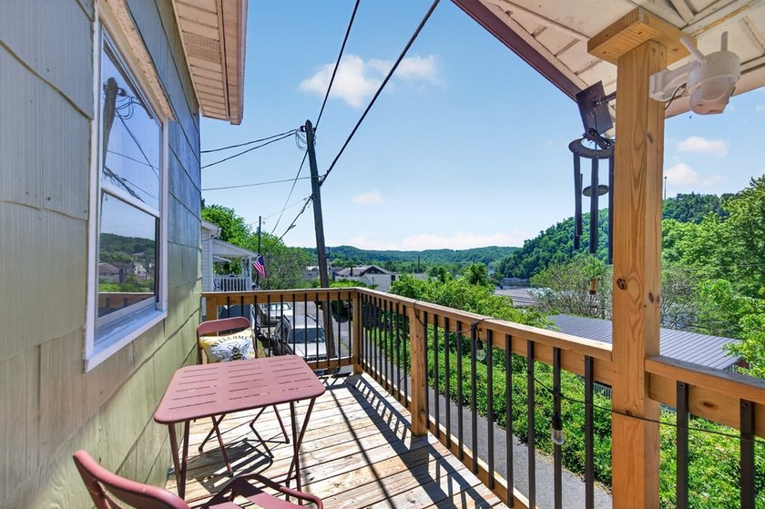 Charming and full of character, this cozy 2-bedroom, 1-bath - photo 7