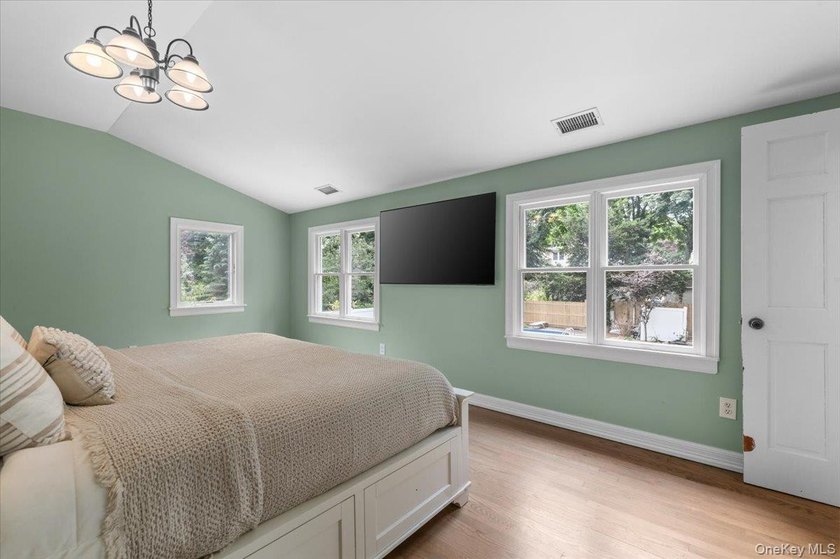 Welcome to 8 Walnut, a beautifully maintained 5-bedroom - photo 18