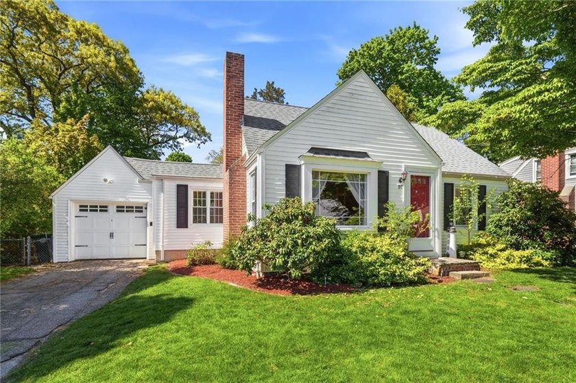 Charming 2-bedroom, 1-bath Cape located in a highly desirable - photo 3