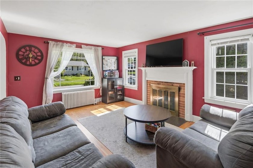 Charming 2-bedroom, 1-bath Cape located in a highly desirable - photo 4
