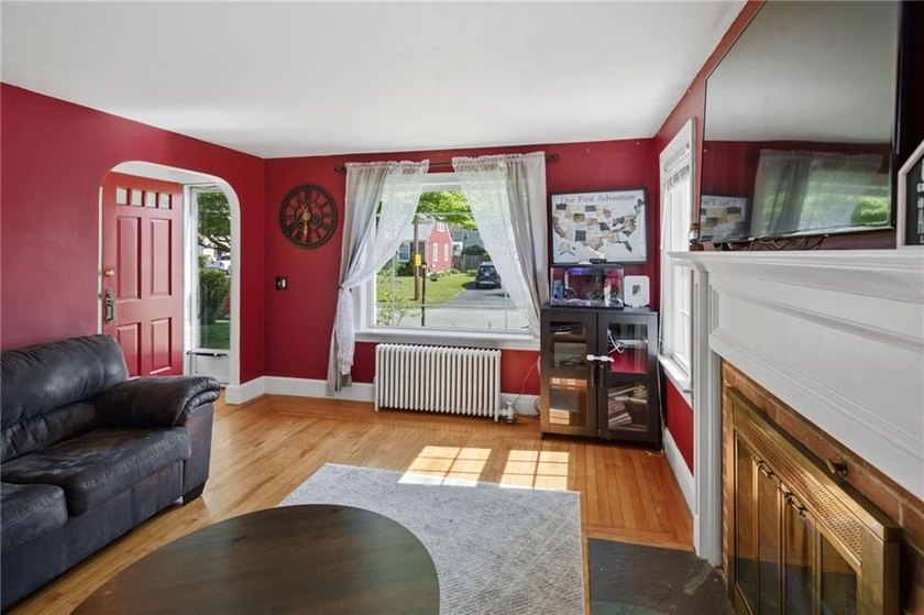 Charming 2-bedroom, 1-bath Cape located in a highly desirable - photo 5