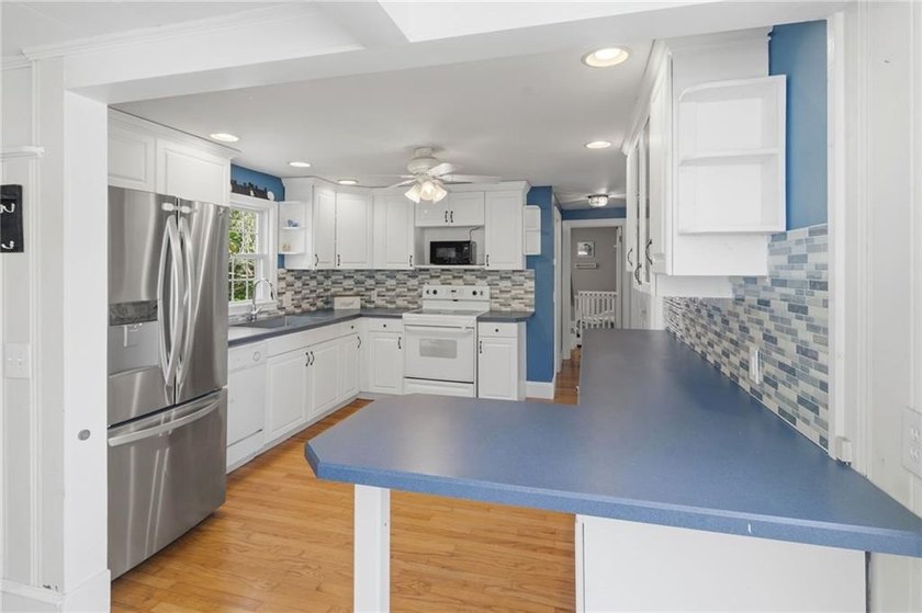 Charming 2-bedroom, 1-bath Cape located in a highly desirable - photo 8