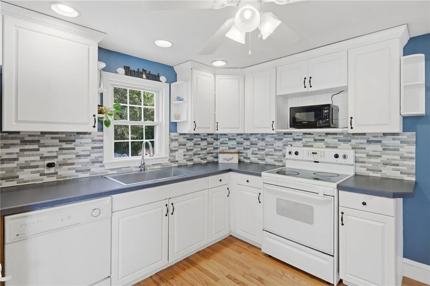 Charming 2-bedroom, 1-bath Cape located in a highly desirable - photo 9