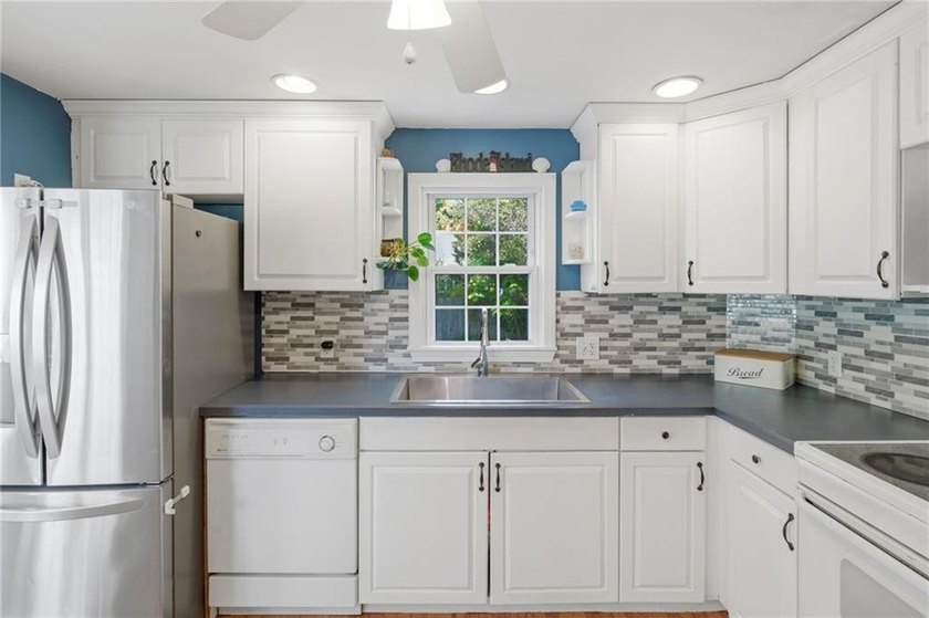 Charming 2-bedroom, 1-bath Cape located in a highly desirable - photo 10